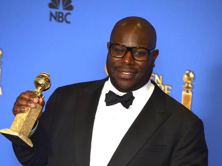 Steve McQueen freut sich über den Golden Globe für "12 Years a Slave" als bestes Filmdrama.