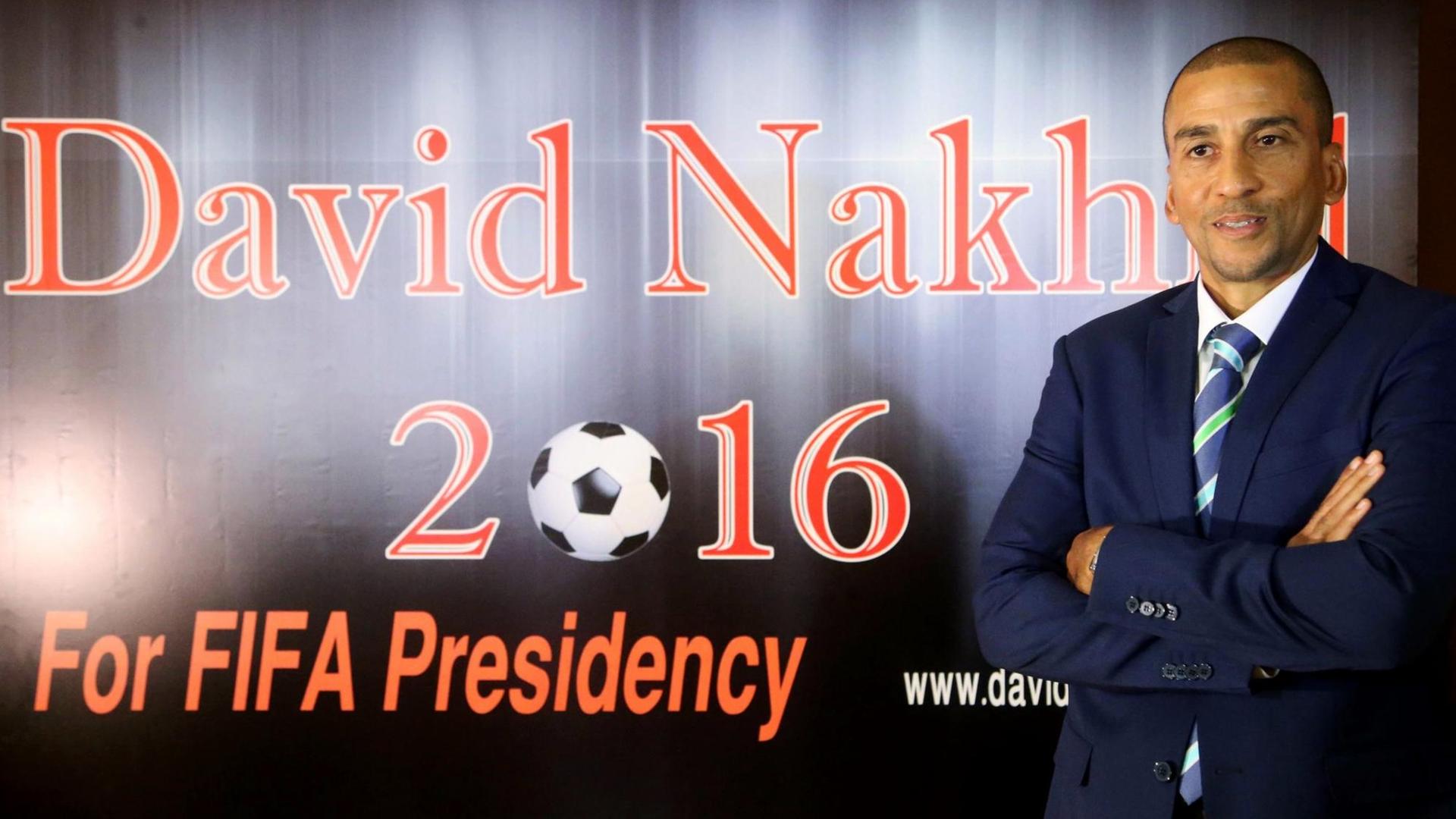David Nakhid vor einem Werbeplakat für seine Wahlkampagne.