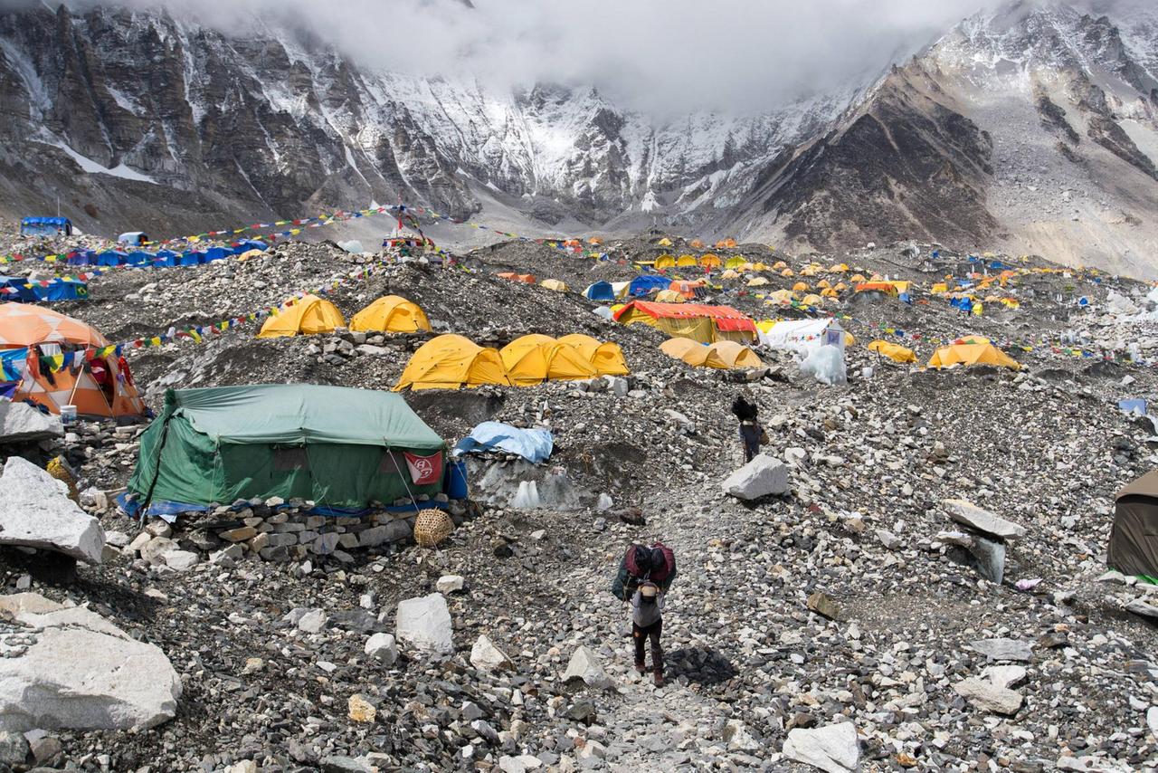 Im Everest Base Camp in 5.380 Meter Höhe haben viele Bergsteiger ihre Zelte aufgestellt.

