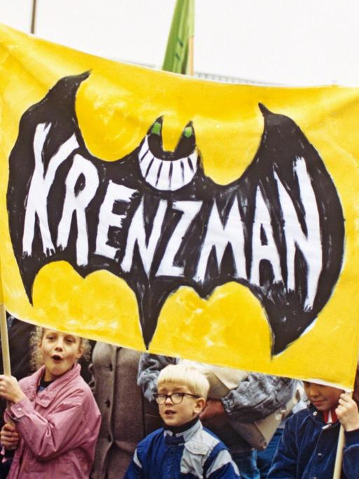 Demonstration am 4. November 1989 in Berlin: Aus "Batman" wurde auf einem Plakat "Krenzman"