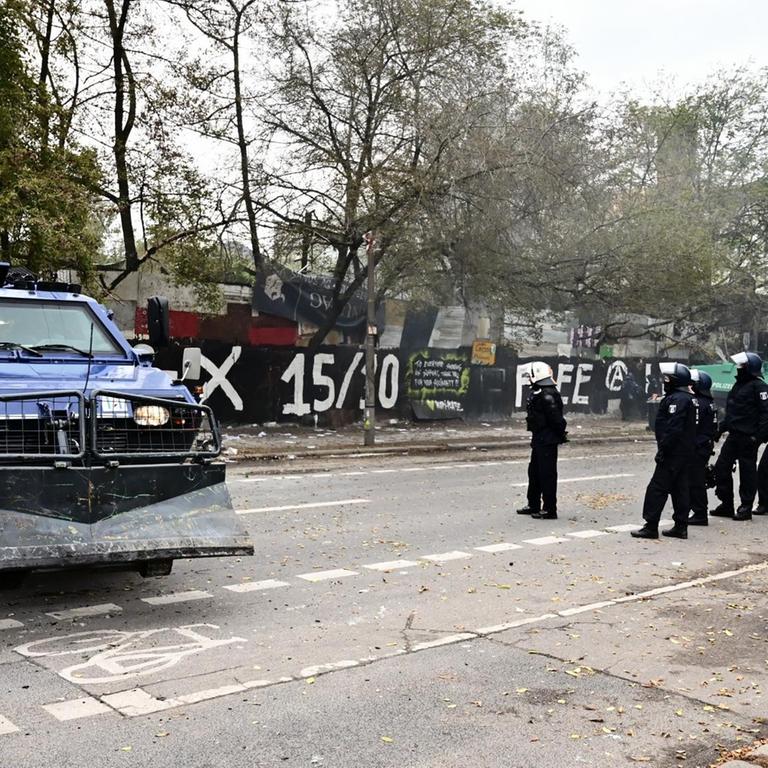 Polizisten und ein Räumfahrzeug stehen während der Räumung am 15.10.2021 am Eingang der Bauwagensiedlung "Köpi" in Berlin.