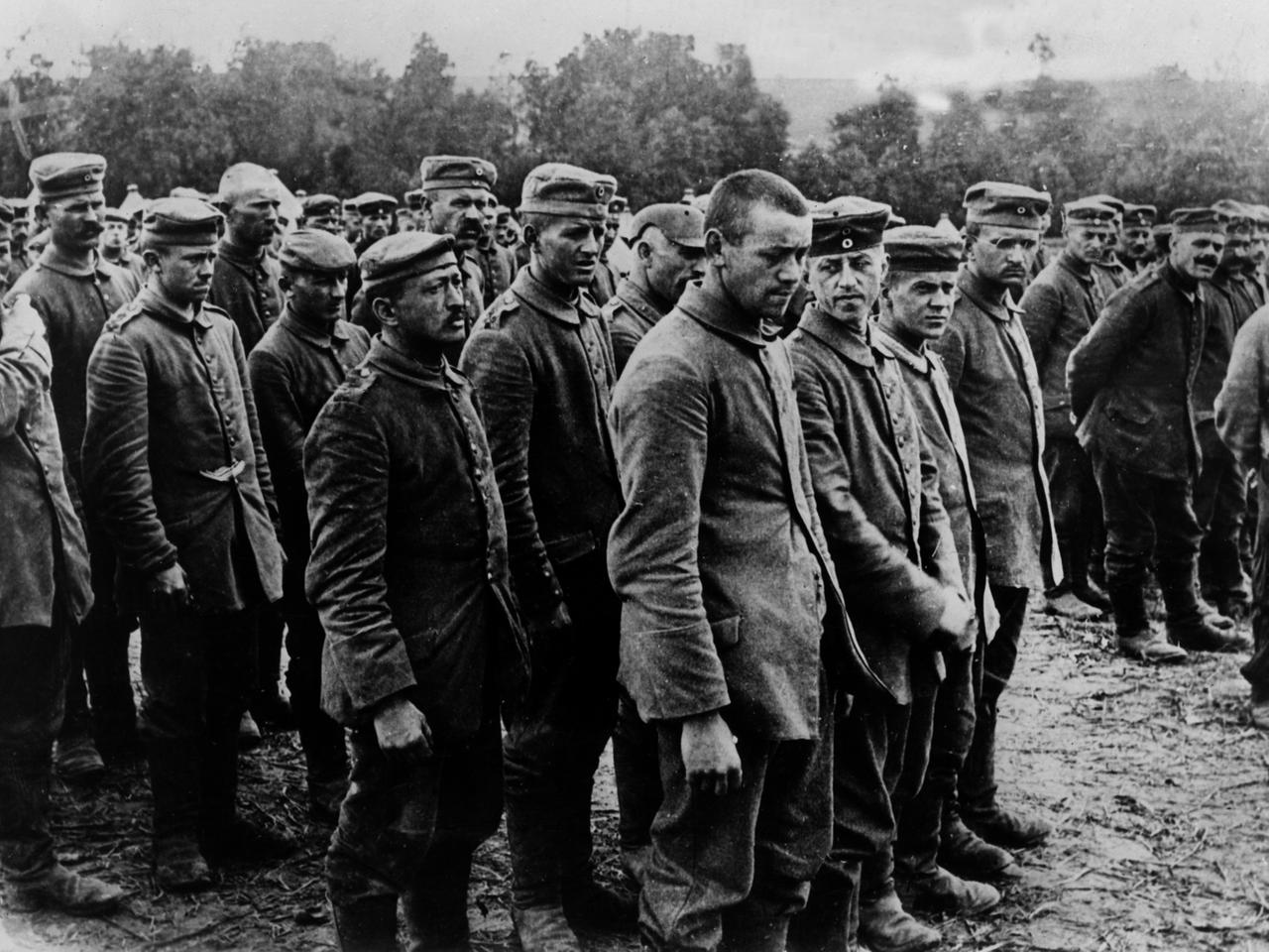 Eine Gruppe gefangener deutscher Soldaten im Jahre 1918 kurz vor Ende des 1. Weltkriegs.