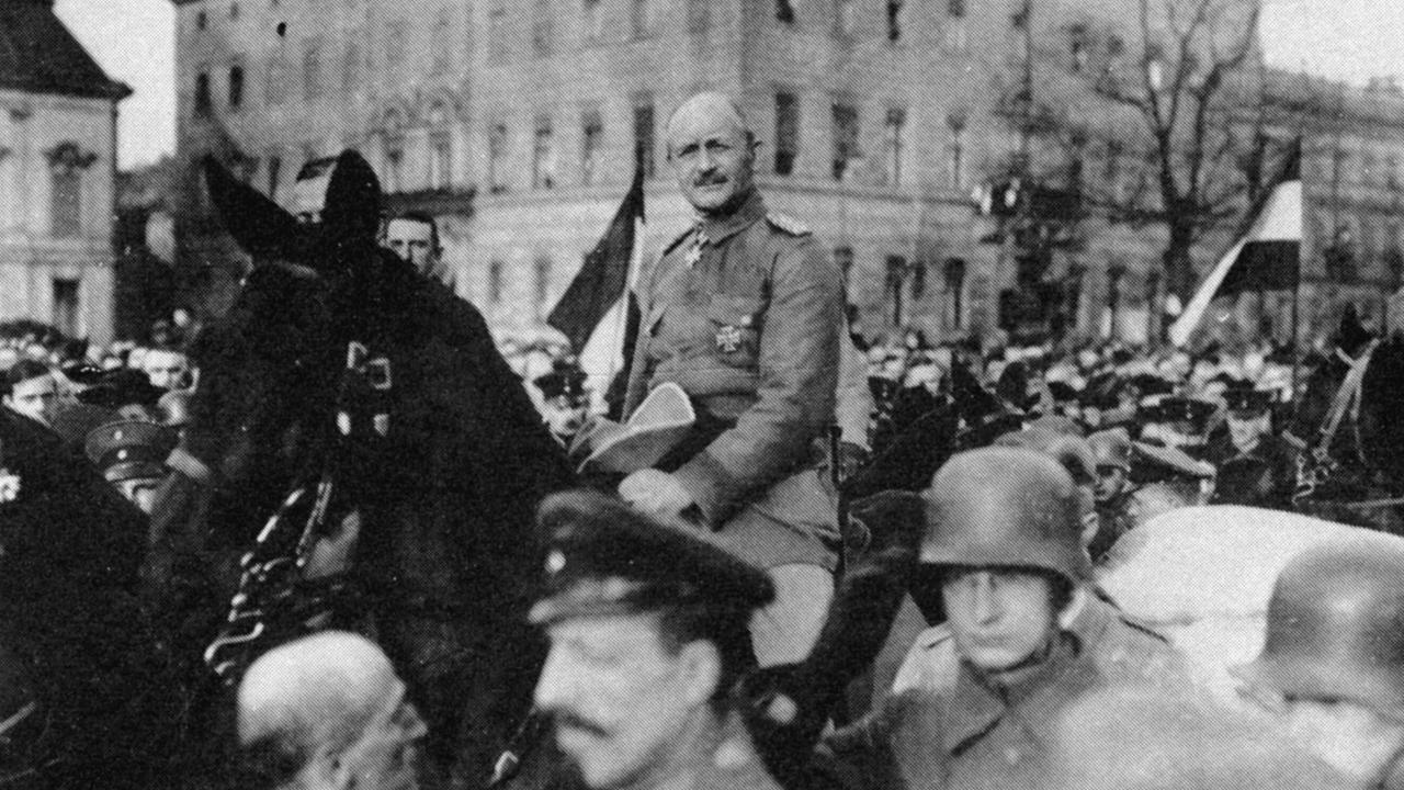 Paul von Lettow-Vorbeck zu Pferd beim festlicher Einzug der Schutztruppe aus Ostafrika in Berlin.