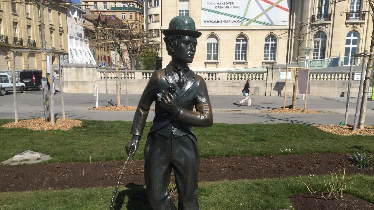 Eine Statue von Charlie Chaplin.