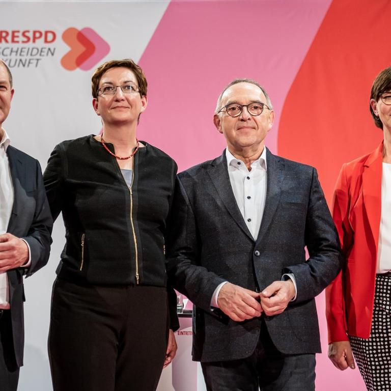 Olaf Scholz, Klara Geywitz, Saskia Esken, Norbert Walter-Borjans stehen nebeneinander.