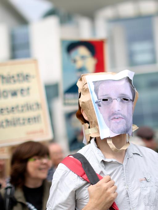 Demokratie-Aktivisten der Organisation Campact demonstrieren im Juli 2013 vor dem Bundeskanzleramt in Berlin für den Ex-US-Geheimdienstler Edward Snowden.