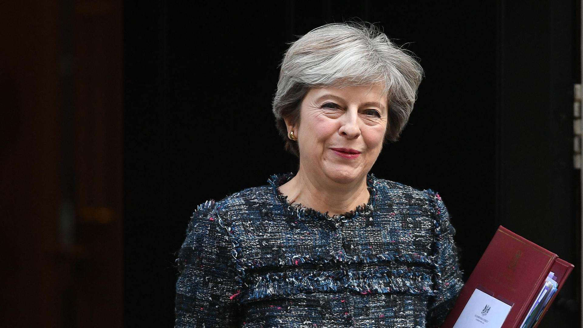 Die britische Premierministerin Theresa May verlässt ihren Amtssitz 10 Downing Street in London.