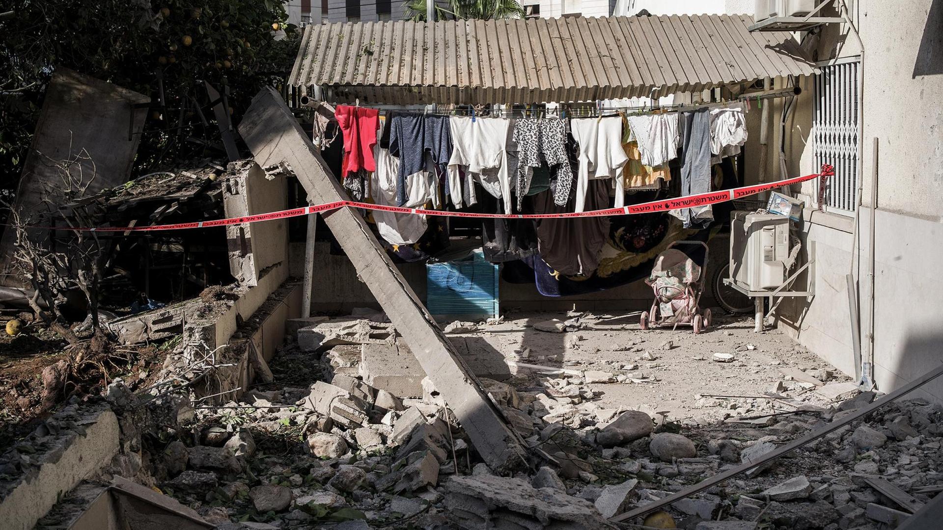 Zerstörungen an einem Haus in einem Wohngebiet in der israelischen Küstenstadt Aschkelon