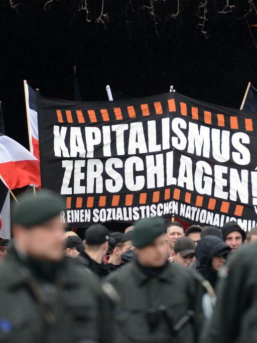 Teilnehmer einer rechtsextremen Demonstration ziehen am 28.03.2015 durch Dortmund (Nordrhein-Westfalen).