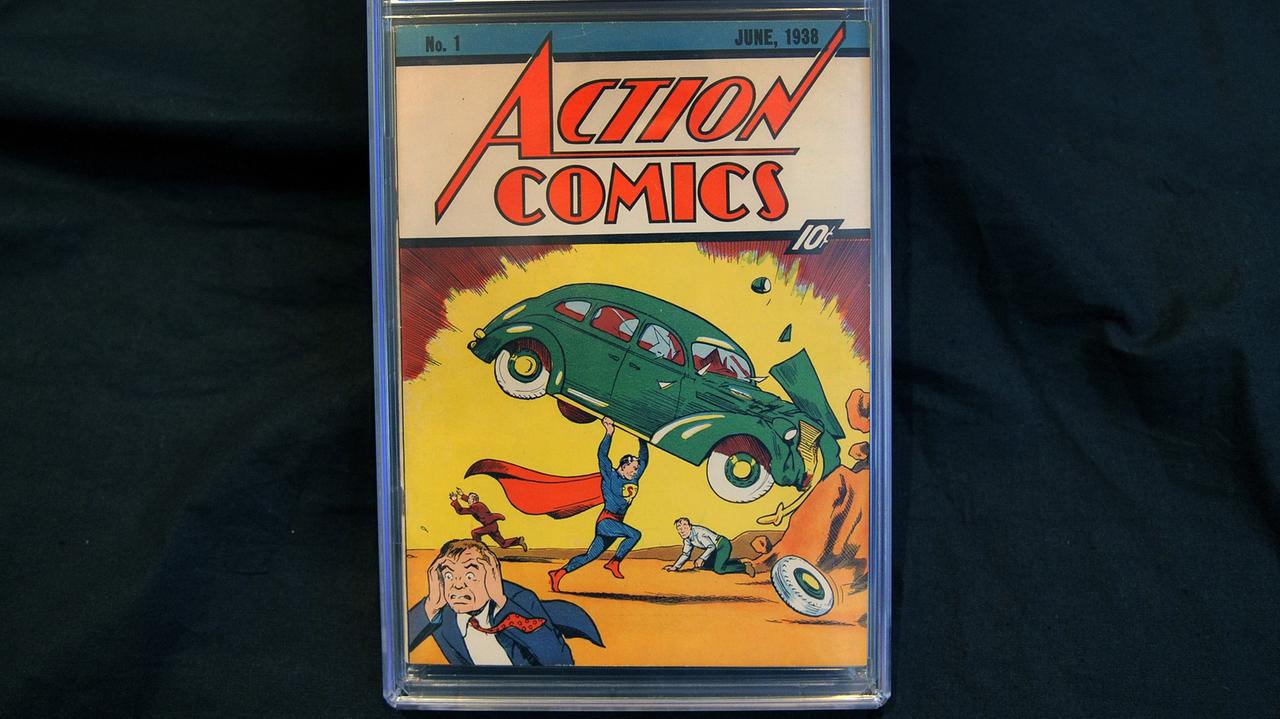 Eingeschweißtes Exemplar der Erstausgabe von "Action Comics". Auf dem Cover ist Superman zu sehen, der ein Auto hochhebt.