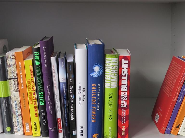 Bücherwand mit einer Auswahl von Sachbüchern