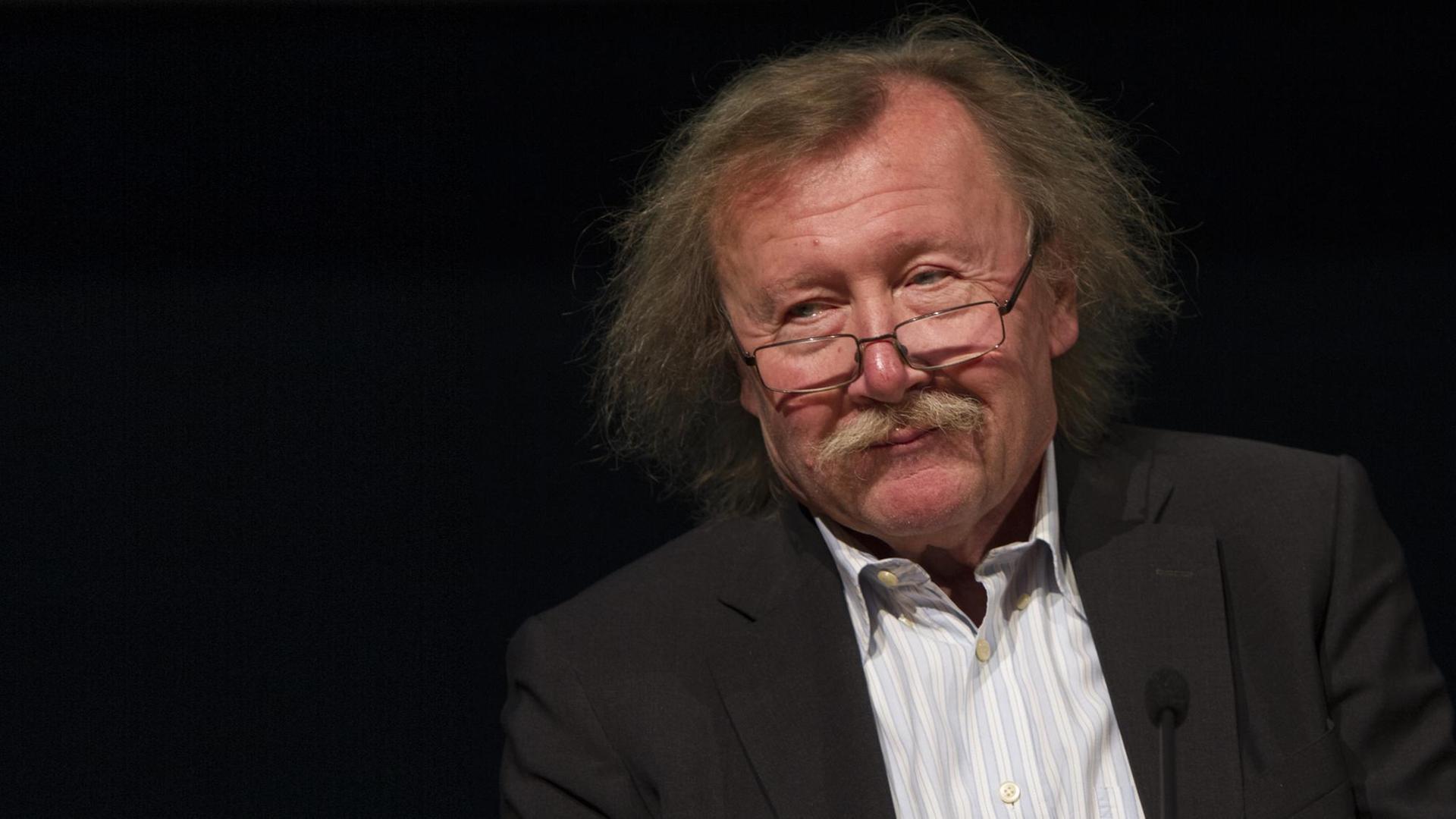 Porträt von Peter Sloterdijk vor schwarzem Hintergrund.