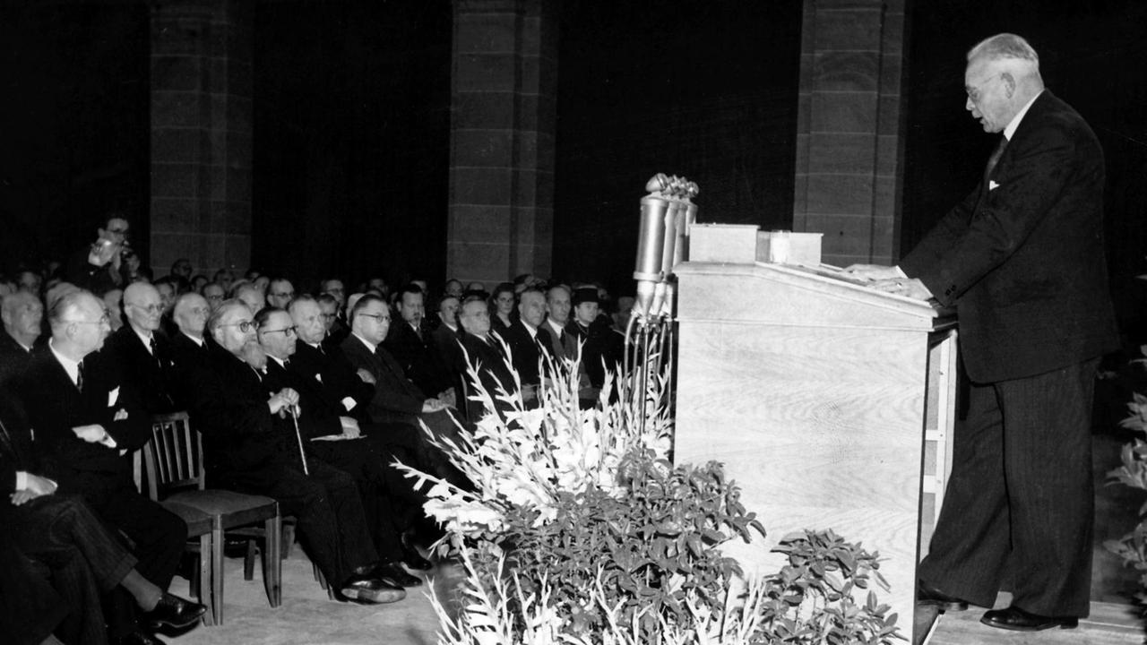 Der Ministerpräsident von Hessen Christian Stock während seiner Rede zur Eröffnung des Parlamentarischen Rates am 1.9.1948 im Alexander Koenig-Museum in Bonn. |