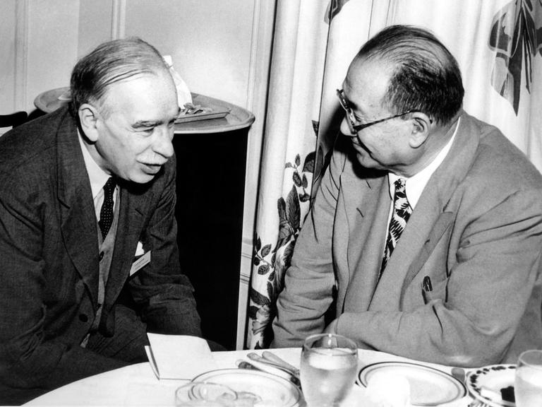 Juli 1944: John Maynard Keynes (l) während der Tagung von Bretton Woods in einem informellen Gespräch mit dem chinesischen Finanzminister H.H. Kung.