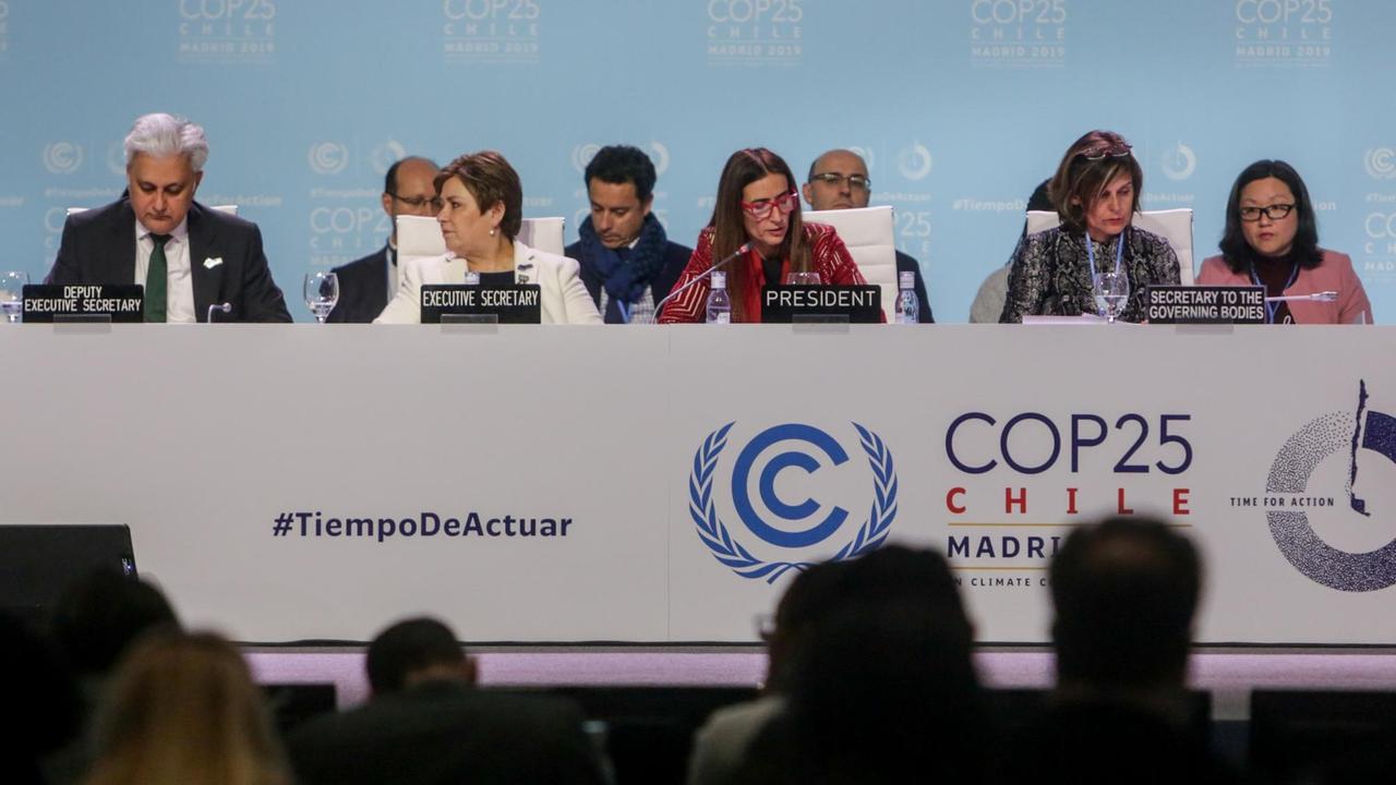 Carolina Schmidt (M), Präsidentin des Klimagipfels, leitet eine Sitzung.