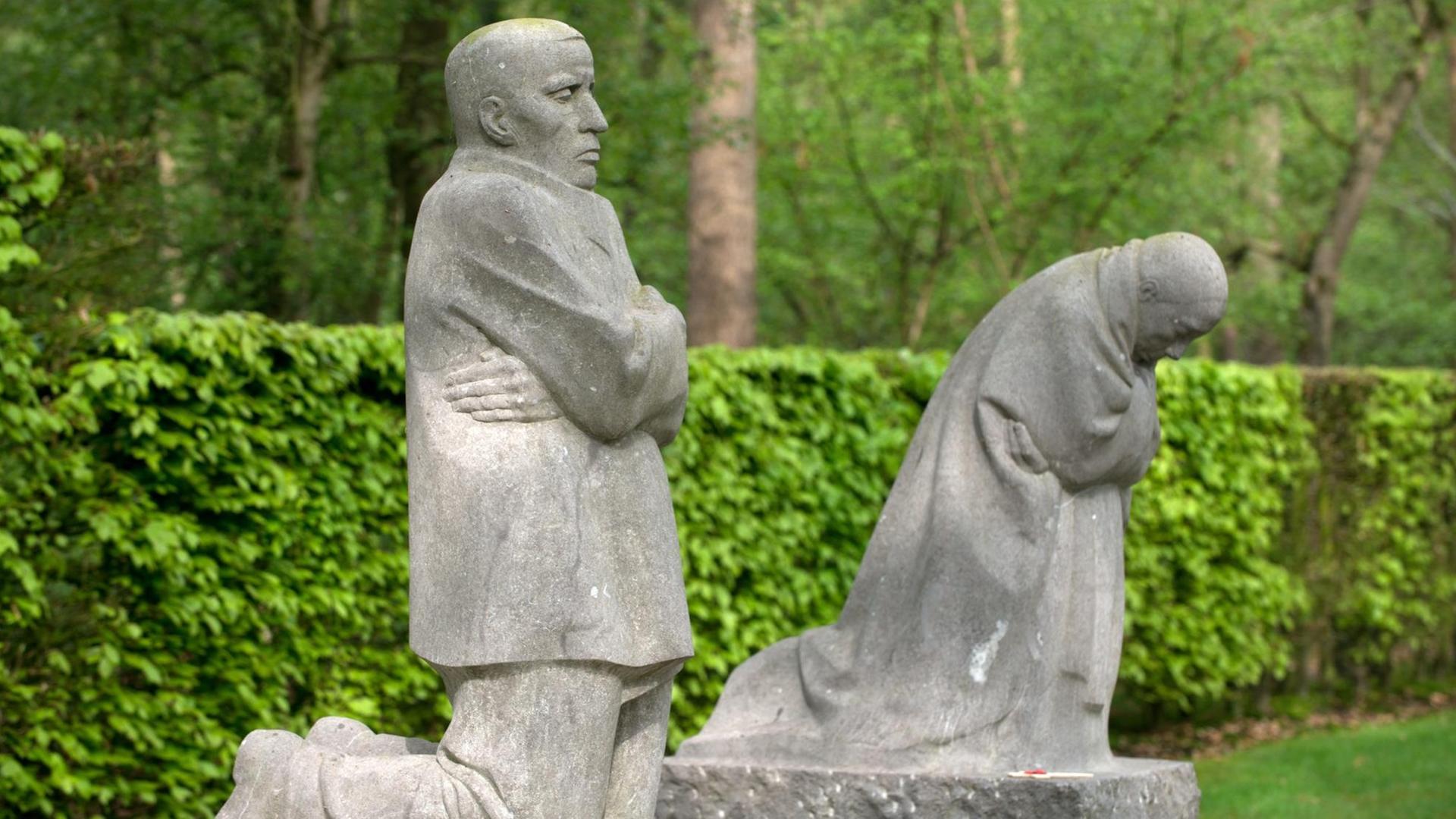 Die Skulpturengruppe "Trauernde Eltern" von Kaethe Kollwitz steht auf dem Deutschen Soldatenfriedhof Vladslo/Belgien (West Flandern), Aufnahme vom 24.04.2014. Auf dem Friedhof sind 25 644 deutsche Soldaten des Ersten Weltkriegs bestattet. Foto: Uwe Zucchi/dpa | Verwendung weltweit
