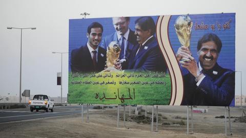 Plakat zeigt Hamad ibn Dschasim ibn Dschabir Al Thani, ehemaliger Premierminister von Katar, der den Fußball-WM-Pokal in Händen hält