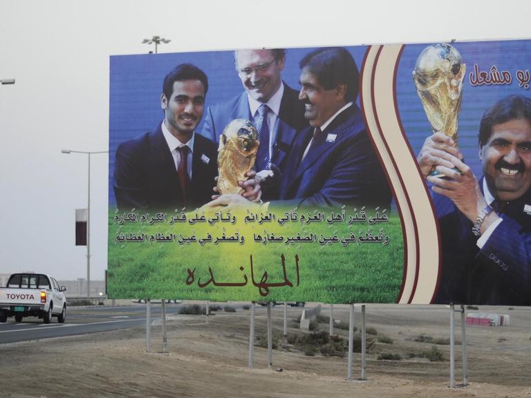Plakat zeigt Hamad ibn Dschasim ibn Dschabir Al Thani, ehemaliger Premierminister von Katar, der den Fußball-WM-Pokal in Händen hält