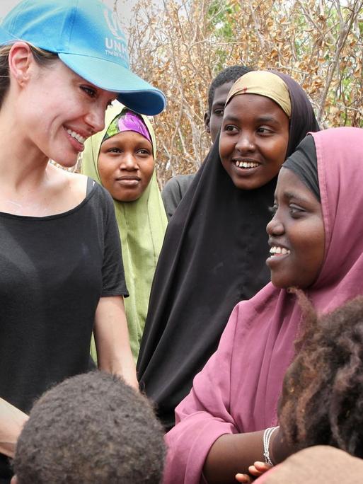 12. September 2019, Die UN-Flüchtlingsbotschafterin Angelina Jolie unterhält sich mit somalischen Kindern in einem Flüchtlingslager.