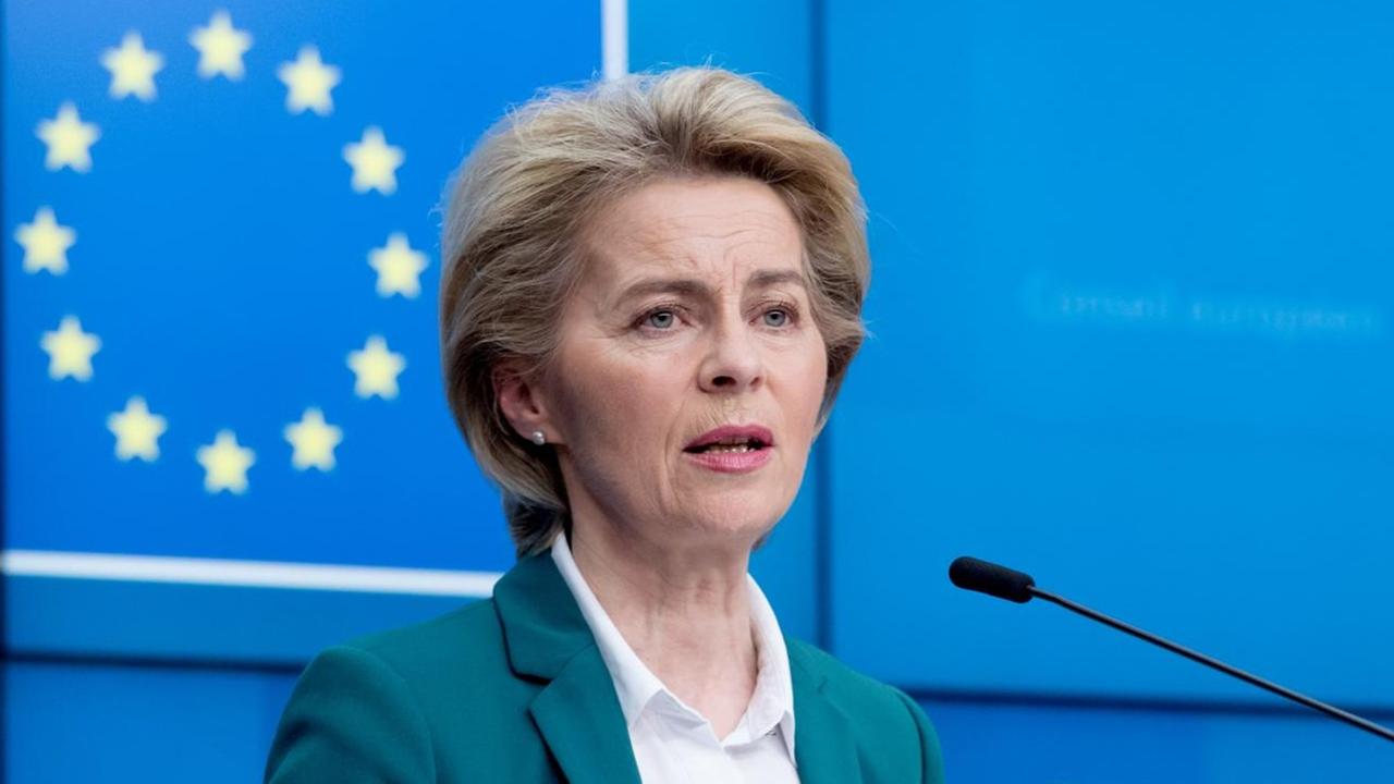 EU-Kommissionspräsidentin Ursula von der Leyen (CDU) spricht bei einer Pressekonferenz in Brüssel