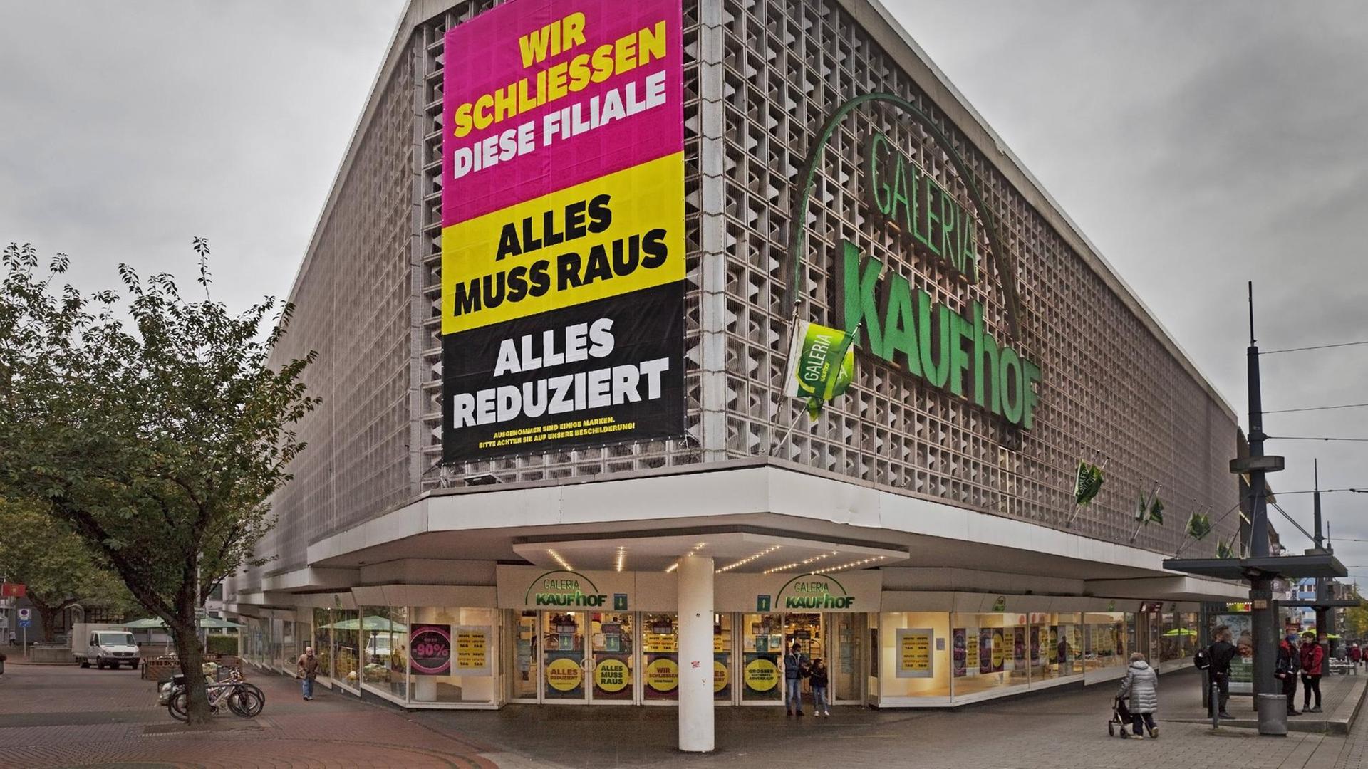 Ein Galeria Kaufhof-Gebaeude in der Innenstadt Witten mit einem Transparent "Wir schliessen diese Filiale. Alles muss raus. Alles reduziert." November 2020