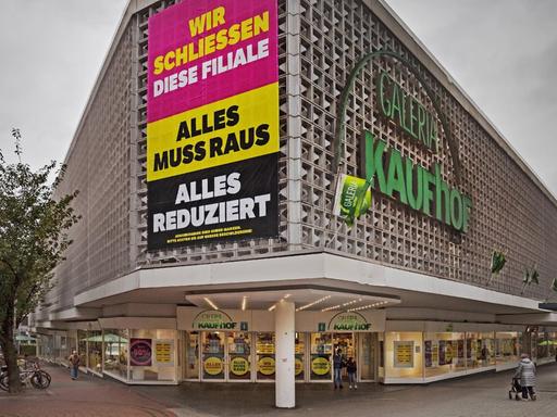 Ein Galeria Kaufhof-Gebaeude in der Innenstadt Witten mit einem Transparent "Wir schliessen diese Filiale. Alles muss raus. Alles reduziert." November 2020