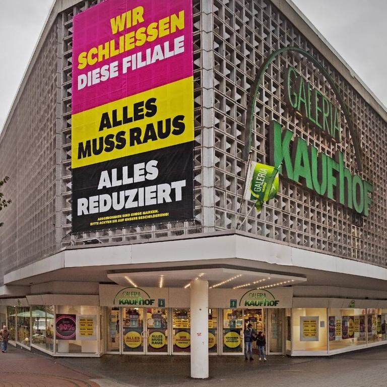 Ein Galeria Kaufhof-Gebaeude in der Innenstadt Witten mit einem Transparent "Wir schliessen diese Filiale. Alles muss raus. Alles reduziert." November 2020