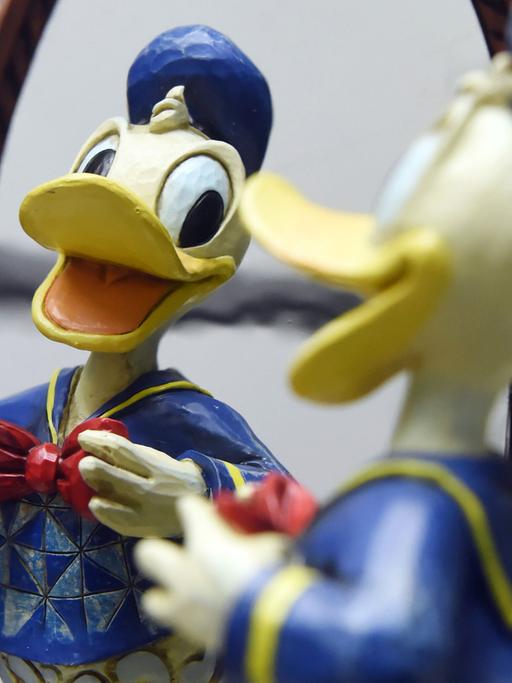 Eine Donald Duck Figur die in einen Spiegel blickt aufgenommen am 30.05.2014 in einer Vitrine des Donald Duck Sammlers Martin Wacker in Karlsruhe. Wacker sammelt alles rund um die Comic- und Zeichentrickfilm-Figur die am 09.06.2014 ihren 80. Geburtstag feiert.