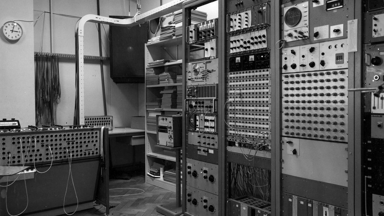 Ein Blick auf die analogen Schaltfelder des Studios im Institut für Sonologie Utrecht