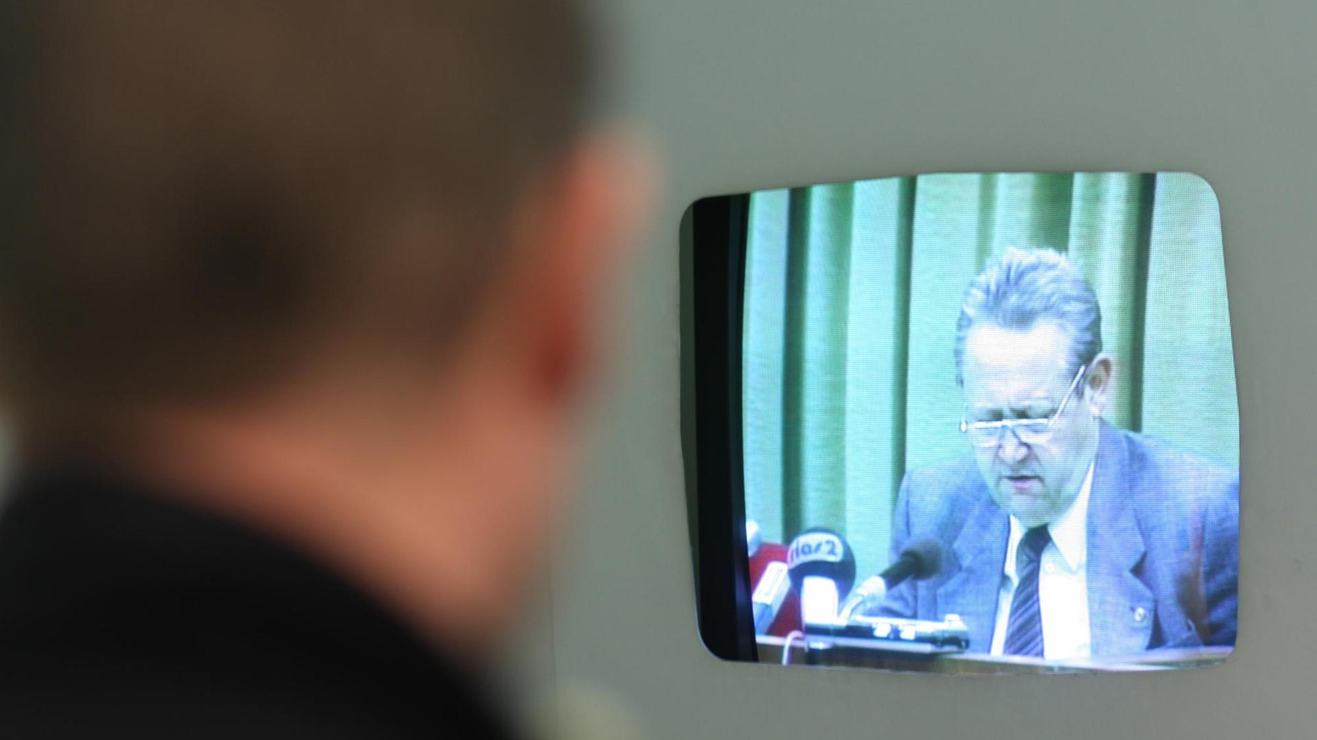 Ein Besucher verfolgt am Donnerstag (05.11.2009) in der Gedenkstätte Deutsche Teilung in Marienborn (Bördekreis) die Fernsehaufzeichnung jener historischen Pressekonferenz vom 09. November 1989, in welcher der SED-Funktionär Schabowski eher beiläufig die sorfortige Reisefreiheit für DDR-Bürger verkündet.