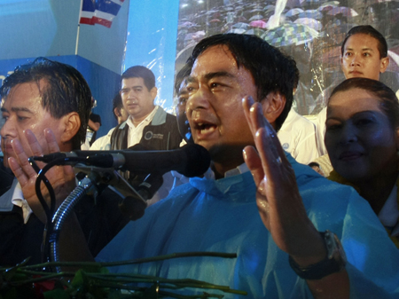 Thailands Premierminister Abhisit Vejjajiva während einer Wahlkampfveranstaltung in Bangkok
