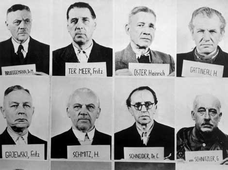 Direktoren der IG Farben, die 1947 bei den Nürnberger Prozessen angeklagt waren