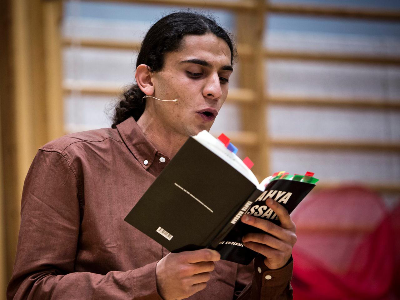 Der junge Dichter Yahya Hassan während einer Lesung im dänischen Vollsmose. Sein Gedichtband sorgte nach der Veröffentlichung im Oktober 2013 für eine Debatte über Immigranten und Rassismus in Dänemark.