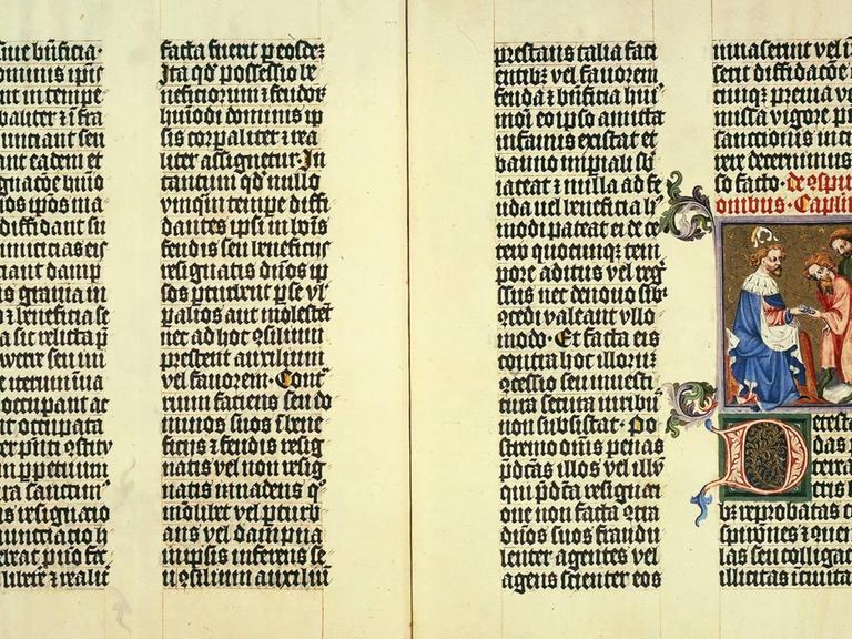 Ein mittelalterliches Manuskript mit vier Textsäulen und einer Illustration.