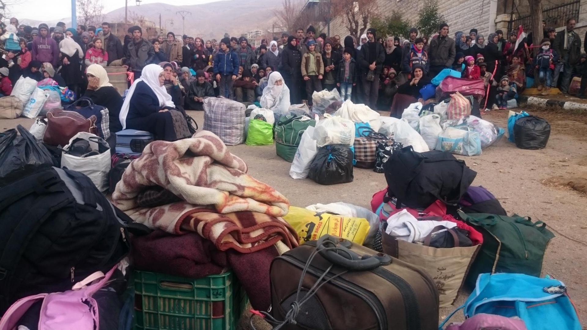 Menschen warten in der belagerten syrischen Stadt Madaja auf die Hilfskonvois mit Nahrungsmitteln und Medikamenten.