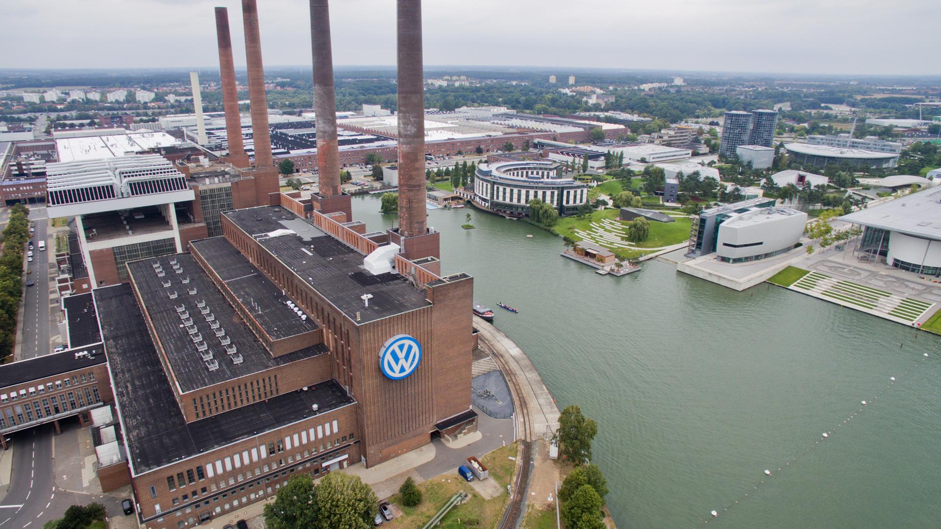 Das VW-Werk mit dem Heizkraftwerk und der Autostadt in Wolfsburg (Niedersachsen),  Luftaufnahme