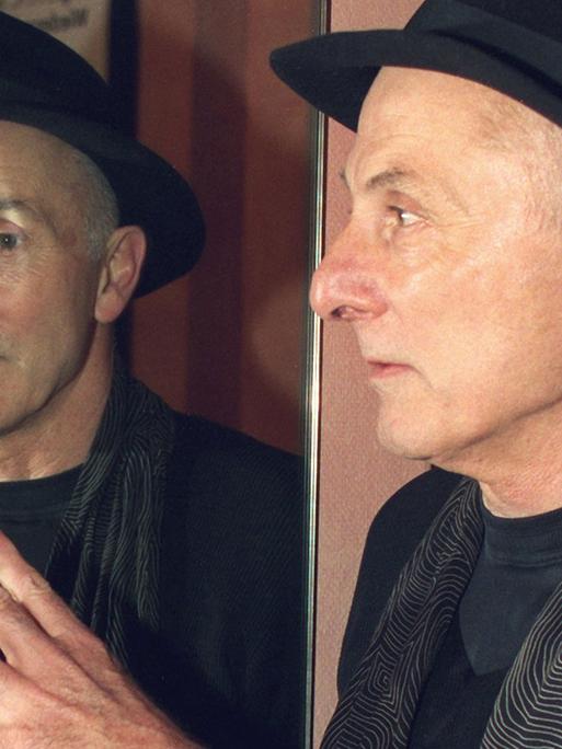 Herbert Achternbusch betrachtet sich am 13.10.1998 im Foyer der Hamburger Kammerspiele in einem Spiegel.