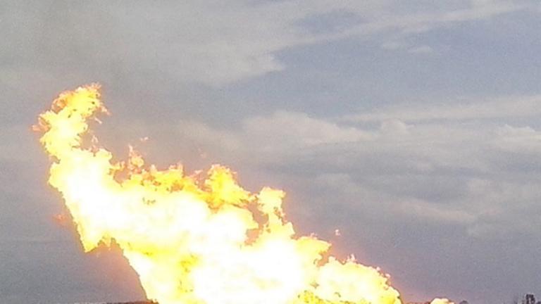 Aus einer explodierten Gas-Pipeline schlägt eine Stichflamme.