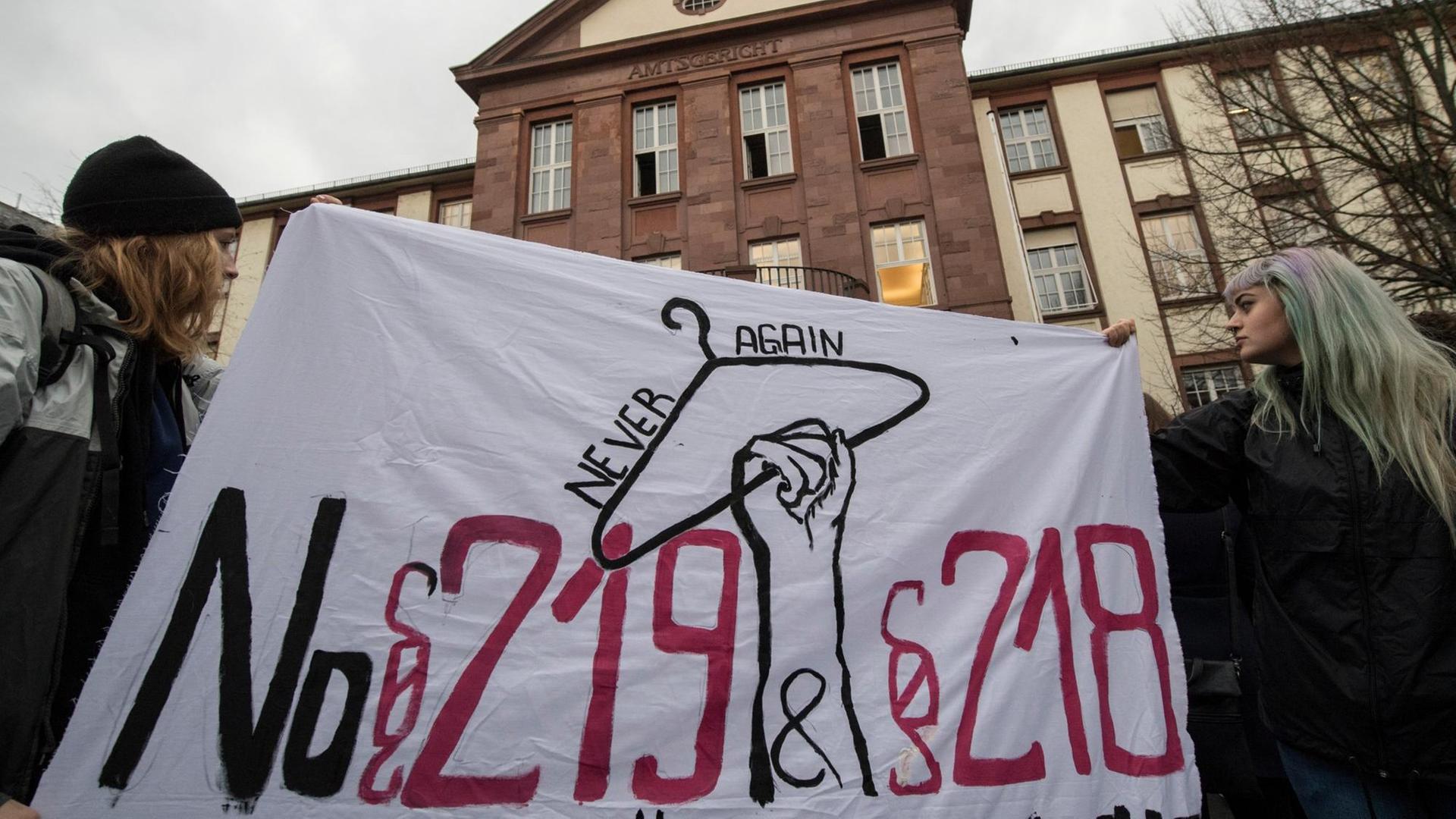 Mit einem Plakat sprechen sich Demonstrantinnen am 24.11.2017 vor dem Amtsgericht in Gießen (Hessen) für eine Abschaffung des Abtreibungsparagfen 218 und den Paragrafen 219 aus. Im Gericht muss sich die Ärztin Kristina Hänel verantworten.
