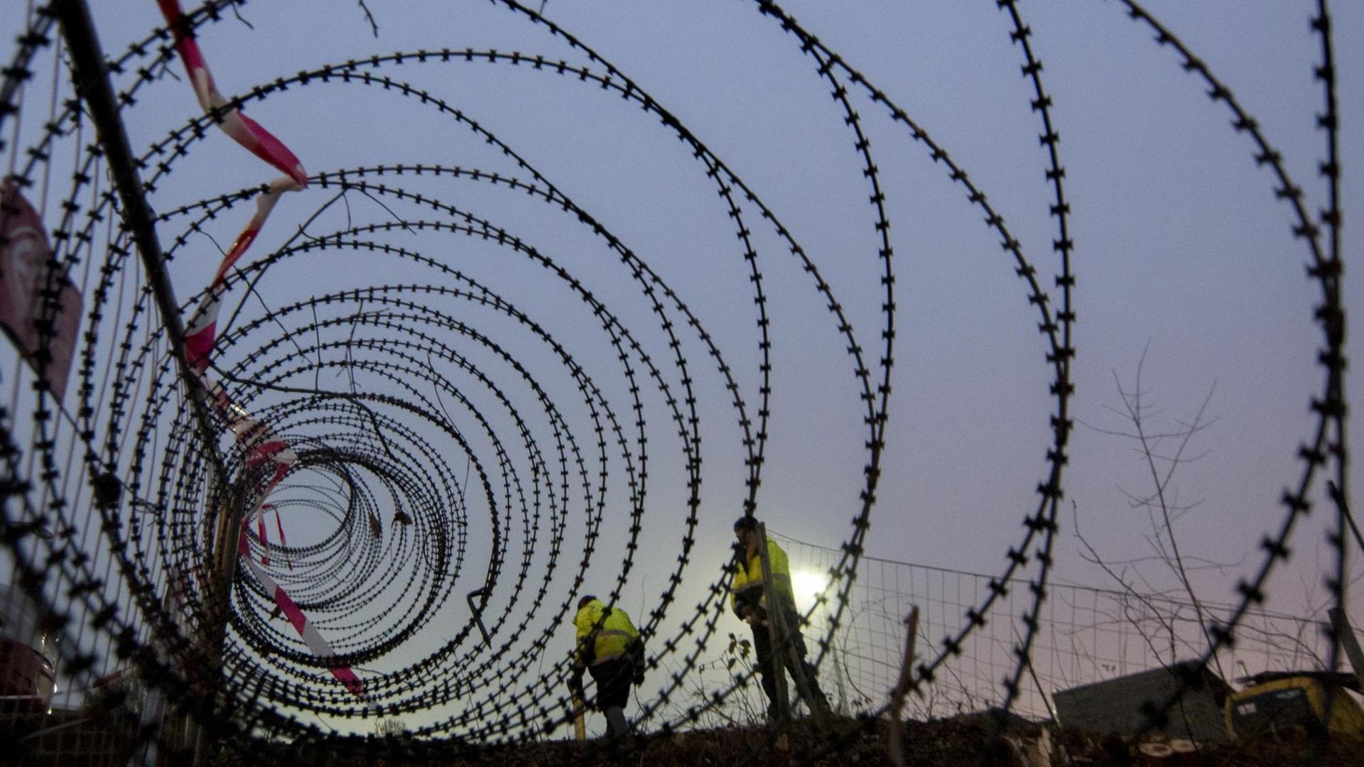 Arbeiter errichten einen 3,7 Kilometer langen Zaun in Spielfeld, an der Grenze zwischen Österreich und Slowenien.
