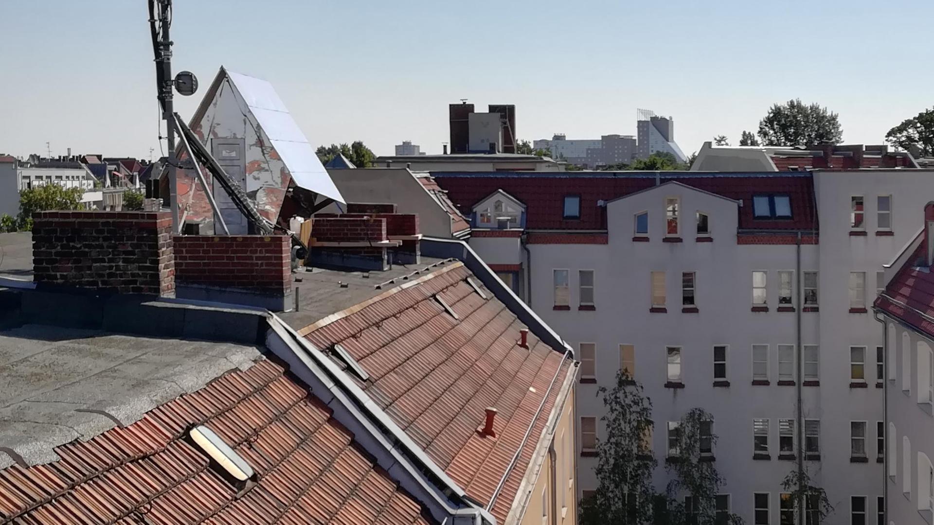Das „Penthouse á la parasit“ von Jakob Wirth und Alexander Zakharov steht auf dem Dach eines Neuköllner Mietshauses. Es ist mit Spiegelfolie beklebt.