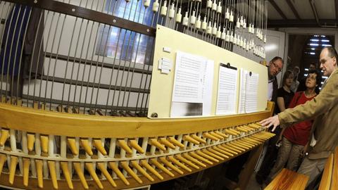 Der elektronische Spieltisch vom größten Glockenspiel (Carillon) Europas in Halle/Saale