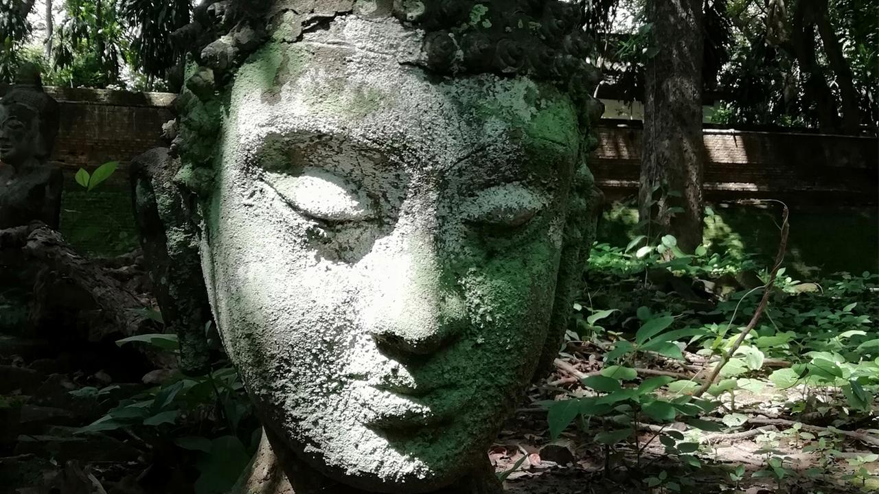 Buddha-Plastik im Wat Umong Kloster in Chiang Mai, Thailand