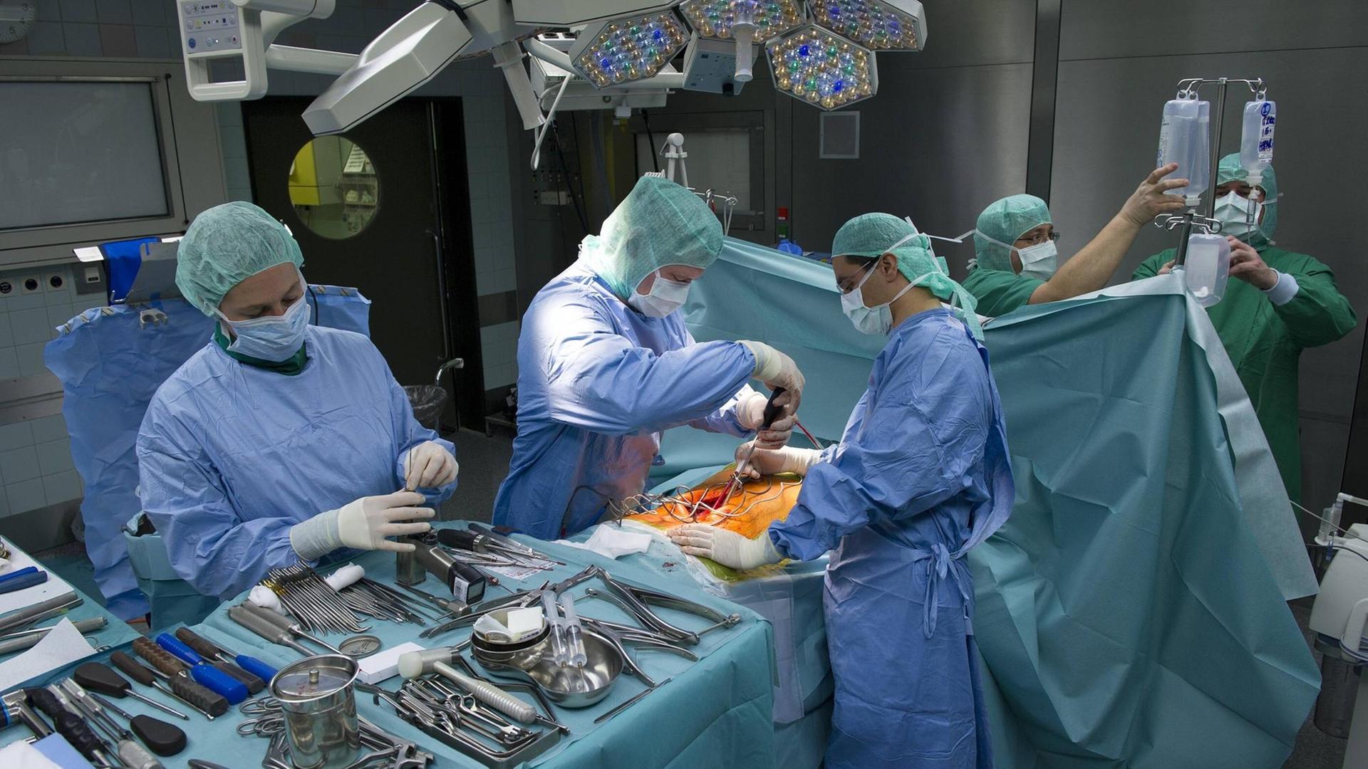 Ein OP, in dem ein Patient an der Wirbelsäule operiert wird. Ein OP, in dem ein Patient an der Wirbelsäule operiert wird.