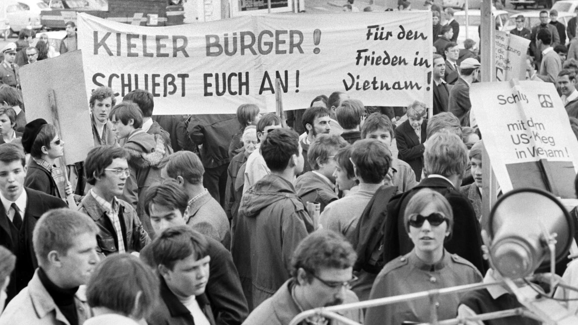 Am 29. März 1968 protestierten rund 500 Menschen in Kiel gegen den Krieg in Vietnam. Zu der Demonstration hatte die "Kampagne für Demokratie und Abrüstung" aufgerufen.