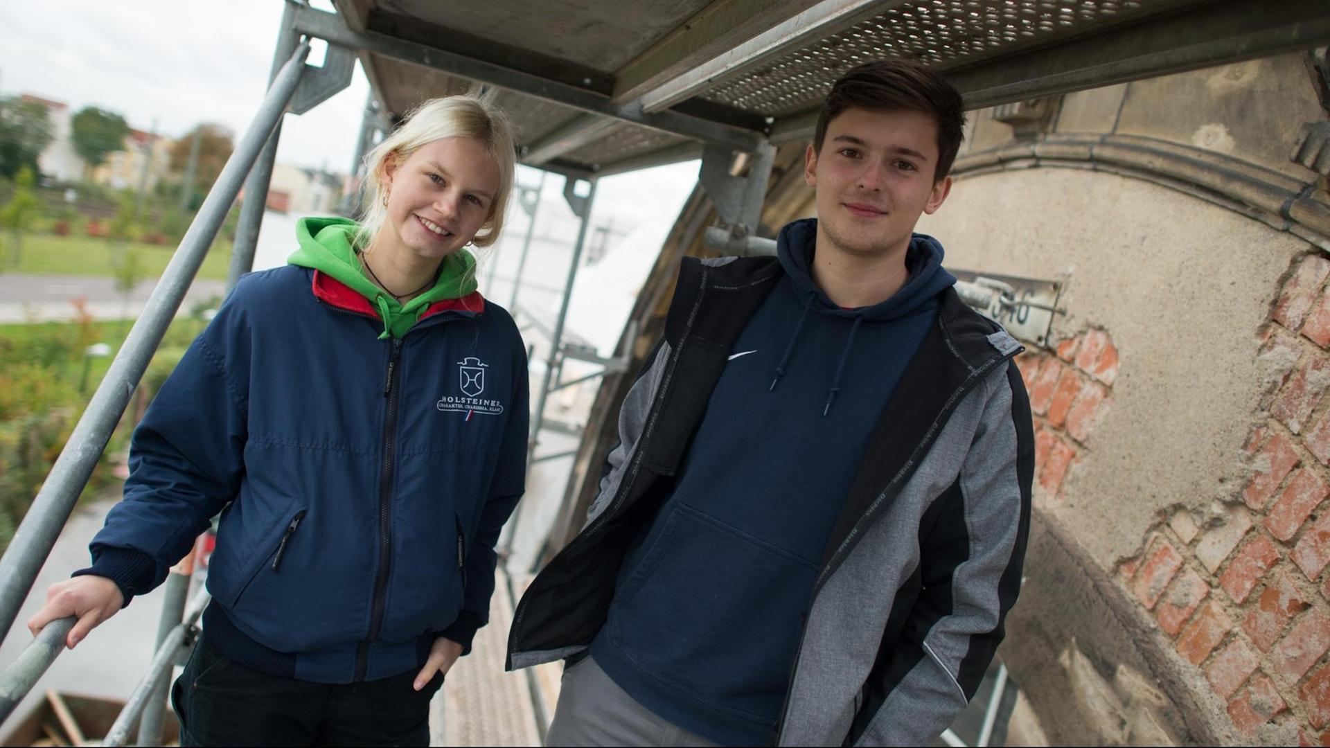 Die Rekordpraktikanten Charlotte Stanke und Marvin Möller stehen am 06.10.2017 in Schönebeck (Sachsen-Anhalt) auf dem Gerüst einer Baustelle. Die Rekordpraktikanten Charlotte Stanke und Marvin Möller stehen am 06.10.2017 in Schönebeck (Sachsen-Anhalt) auf dem Gerüst einer Baustelle.