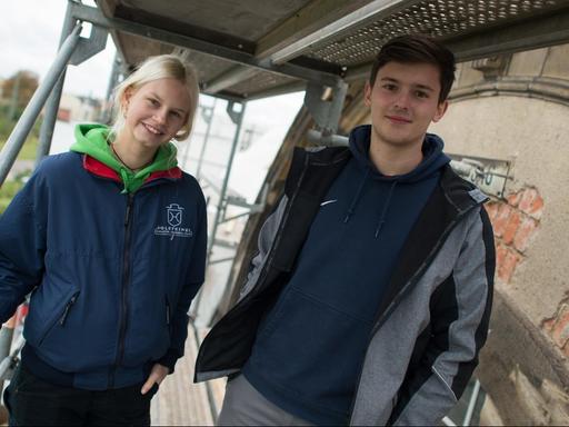 Die Rekordpraktikanten Charlotte Stanke und Marvin Möller stehen am 06.10.2017 in Schönebeck (Sachsen-Anhalt) auf dem Gerüst einer Baustelle.