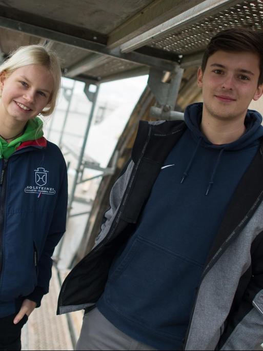 Die Rekordpraktikanten Charlotte Stanke und Marvin Möller stehen am 06.10.2017 in Schönebeck (Sachsen-Anhalt) auf dem Gerüst einer Baustelle.