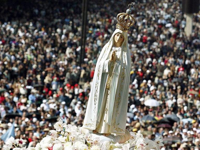 Eine Statue der Jungfrau Maria wird während einer Prozession zum Jahrestag einer Muttergottes-Erscheinung getragen.