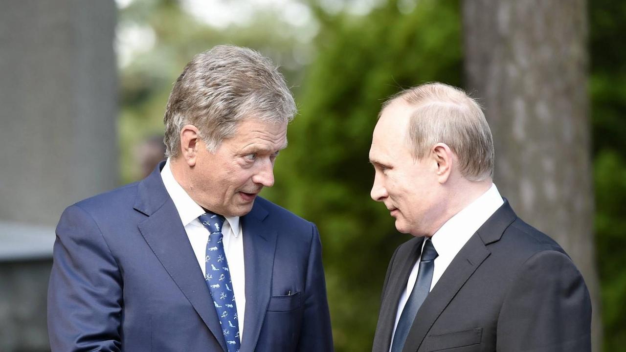 Finnlands Präsident Sauli Niinistö mit Wladimir Putin in Naantali 2016